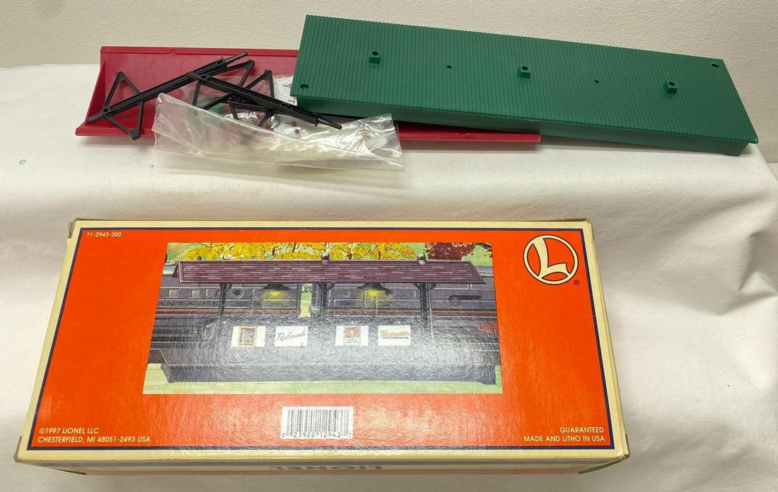 Modern Era Lionel O gauge 12943 157 illuminated platform 12731 158 station platform in original (1 of 2)