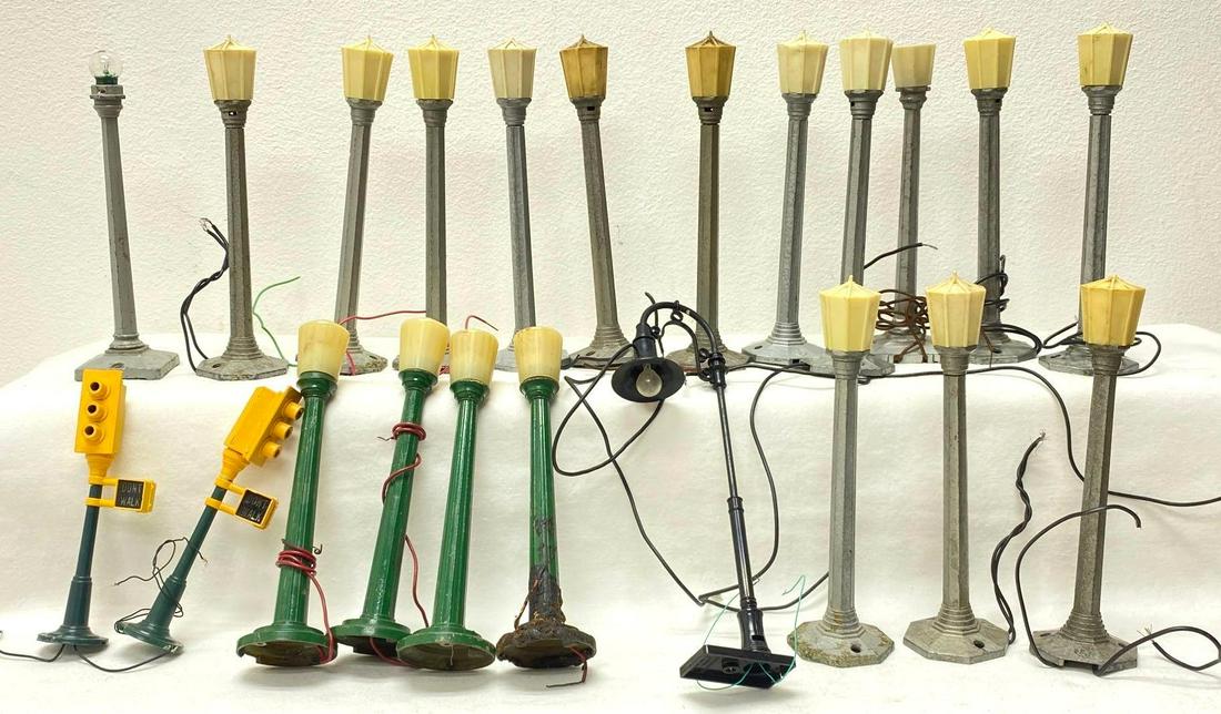 Postwar Lionel O gauge twelve 71 street lamps two 35 street lamps seven others (1 of 3)