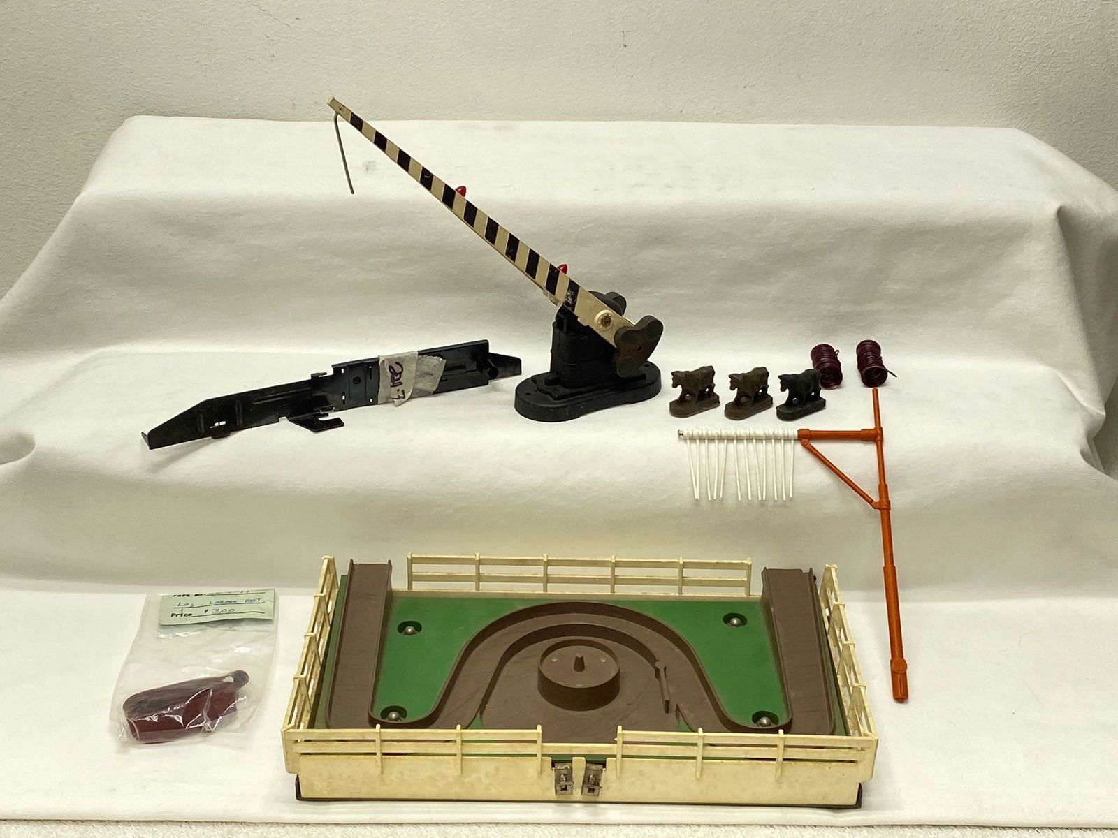 Postwar Lionel O Gauge 3356 corral 252 crossing gate tell-tale 364-11 221-3 81-32 (1 of 7)