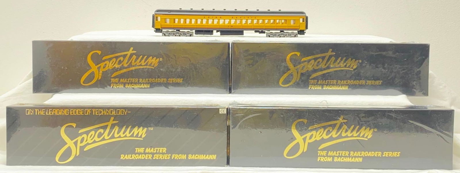 HO Gauge Bachmann Spectrum passenger cars four sealed one opened (1 of 4)