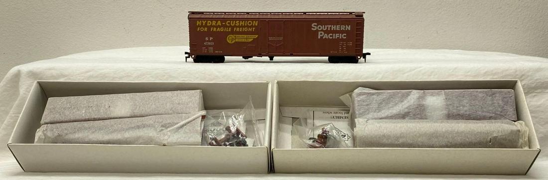 HO Gauge Life-Like Proto Series 2000 21198 B&O 112117 Mather 40' two unbuilt: HO Gauge Life-Like Proto Series 2000 21198 B&O 112117 Mather 40' single deck stock car, two unbuilt kits. C9. Also included is a built Southern Pacifc Hydra-Cushion double door boxcar, C8. Box