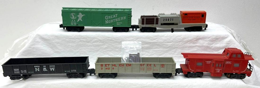 Postwar American Flyer S Gauge 24125 24103 25071 24422 24634: Postwar American Flyer S Gauge 24125 Bethlehem Steel gondola, 24103 N&W Norfolk and Western gondola, 25071 tie car (with five original ties), 24422 GN Great Northern reefer house car, 24634 illumi