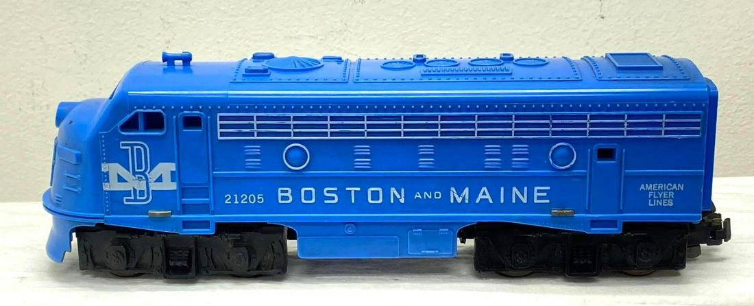 Postwar American Flyer S Gauge 21205 Boston and Maine: Postwar American Flyer S Gauge 21205 Boston and Maine F9 diesel locomotive unit with streamlined steps. Rear step on engineers side is cracked. Please view the items in this lot carefully as they are 