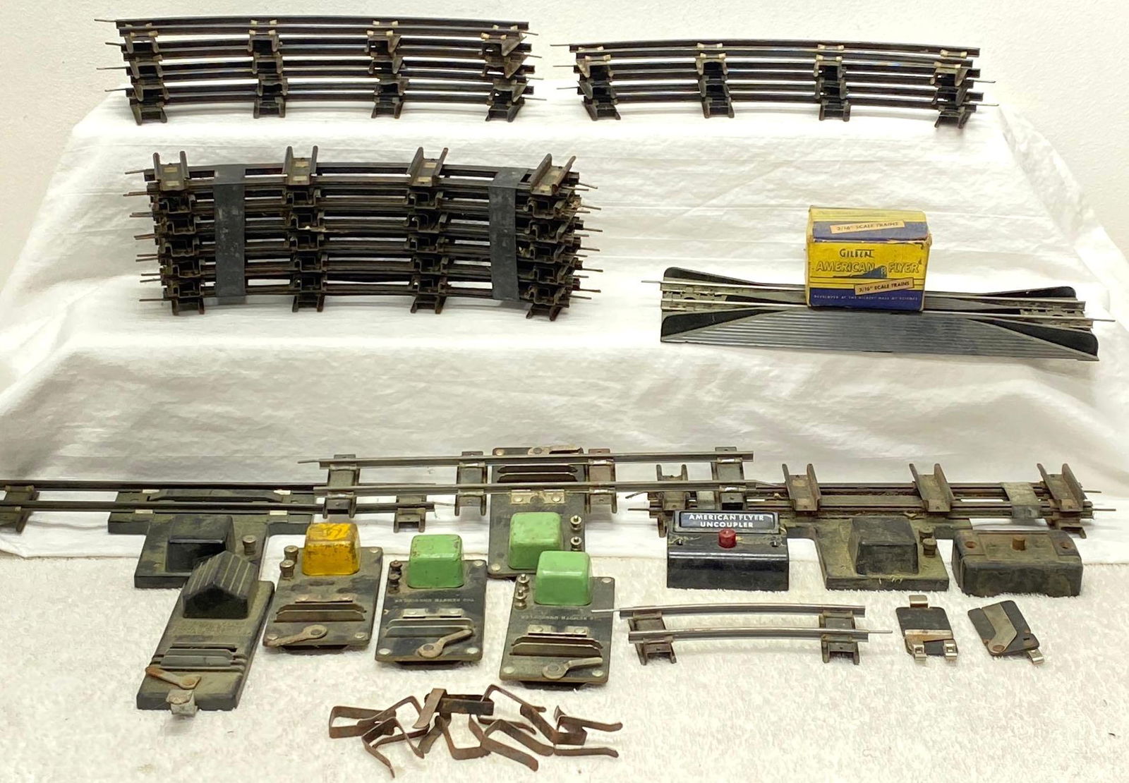 Postwar American Flyer S Gauge track uncouplers buttons locks (1 of 5)