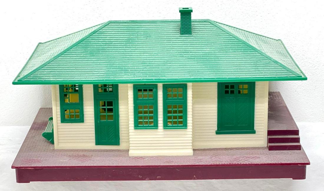 Postwar Lionel O Gauge 133 illuminated station unpainted green chimney variation: Postwar Lionel O Gauge 133 illuminated station unpainted green chimney variation, should clean nicer C6+. Please view the items in this lot carefully as they are being sold as shown in the photos 