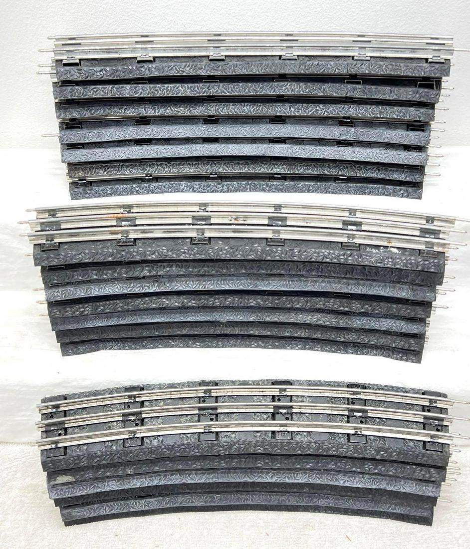 Modern Era Lionel O Gauge O72 curved track and rubber road bed 20 sections: Modern Era Lionel O Gauge O72 curved track and rubber road bed 20 sections. Track is fairly clean and rust free, some sections do have some grime and minor very light surface rust. This is a great opp