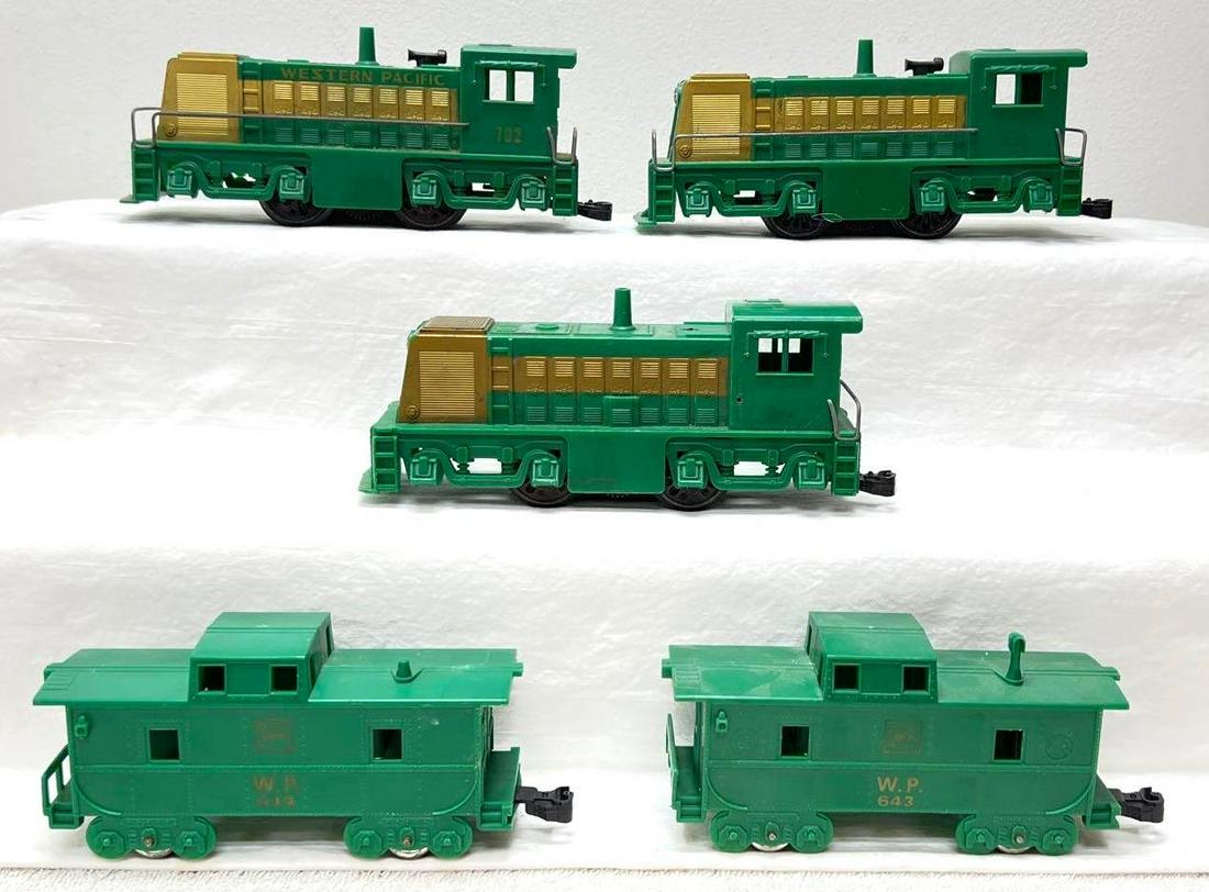 Postwar Marx O Gauge three 702 Western Pacific diesel two 643 WP caboose (1 of 4)