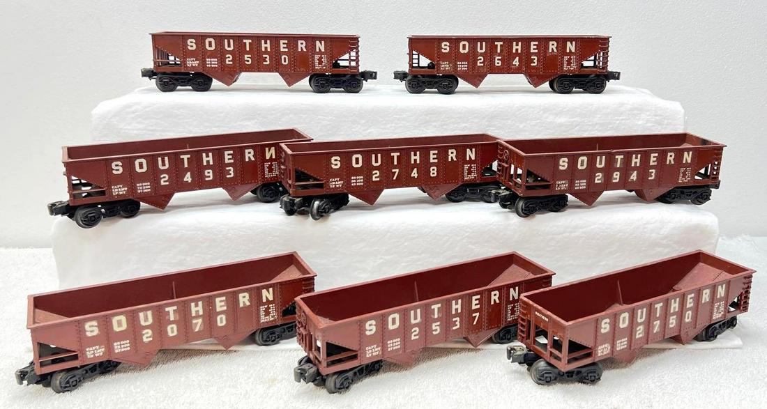 Postwar Marx O Gauge eight hoppers in Southern livery operating knuckle couplers (1 of 4)
