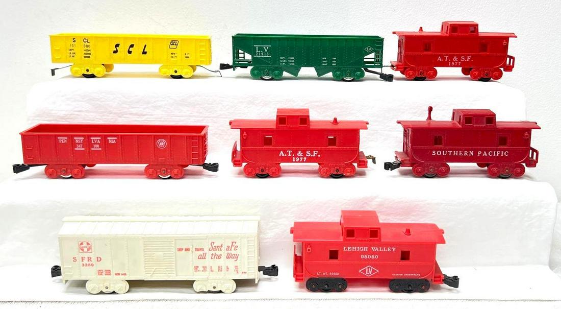 Postwar Marx O Gauge four wheel plastic freight 21913 1977 3280 347100 95050 etc: Postwar Marx O Gauge four wheel plastic freight 21913 Lehigh Valley LV hopper, two 1977 AT&SF caboose, 3280 SFRD Santa Fe boxcar, 347100 Pennsylvania gondola, 95050 Lehigh Valley LV caboose, unnum