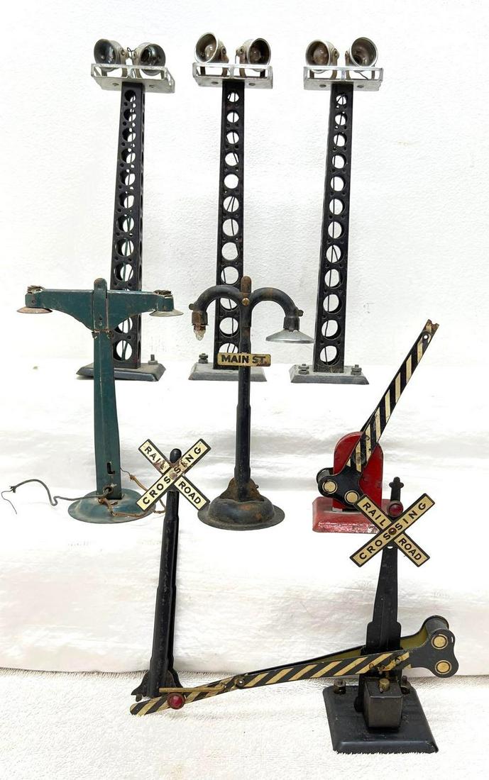 Postwar Marx O Gauge Floodlight Towers Crossing Gates Street Lamp tinplate: Postwar Marx O Gauge Floodlight Towers, Crossing Gates, Street Lamps, tinplate accessories seven total. Please view the items in this lot carefully as they are being sold as shown in the photos with N