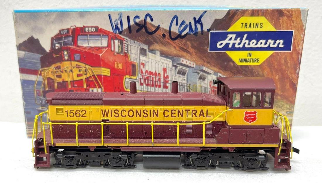 HO Gauge/Scale Athearn 3944 WC SW1500 PWR in OB: HO Gauge/Scale Athearn 3944 Wisconsin Central WC SW1500 diesel switcher locomotive road number 1562 powered unit, in original box. Chips to handrails, train otherwise looks C7+ with light run time