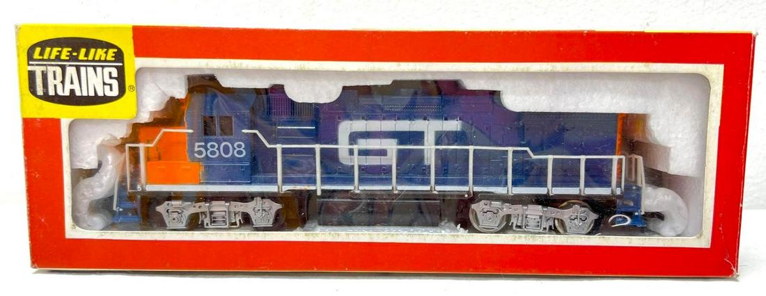 HO Gauge/Scale Life-Like 08386 GTW GP38-2 in original box: HO Gauge/Scale Life-Like 08386 Grand Trunk Western GTW GP38-2 diesel locomotive PWR powered unit road number 5808 in original box. Train looks better but graded C8 due to very light run time. Box show