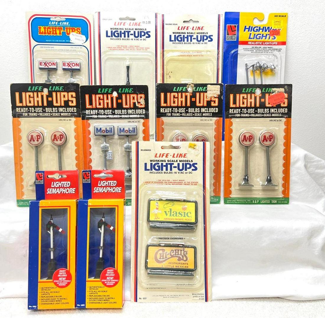 HO Gauge/Scale nine Life-Like Light-Ups billboards street lamps (1 of 6)