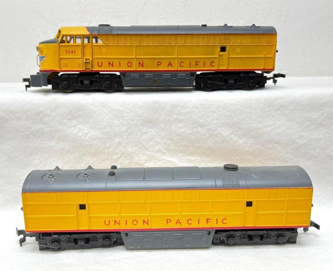 HO Gauge/Scale AHM Tempo 1041 Union Pacific diesel AB units: HO Gauge/Scale AHM Tempo 1041 Union Pacific diesel AB units. Powered A unit with missing horn trim and dummy B unit, both units have some surface rust on some truck assemblies. Trains look C7. Please 