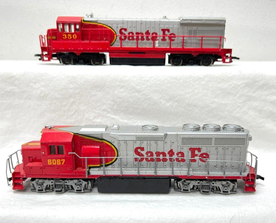 HO Gauge/Scale Bachmann 350 and 6067 diesel locomotives: HO Gauge/Scale Bachmann 350 and 6067 diesel locomotives with loose/broken handrails. Trains should clean C6. Please view the photos of the items in this lot carefully as they are being sold as they ar