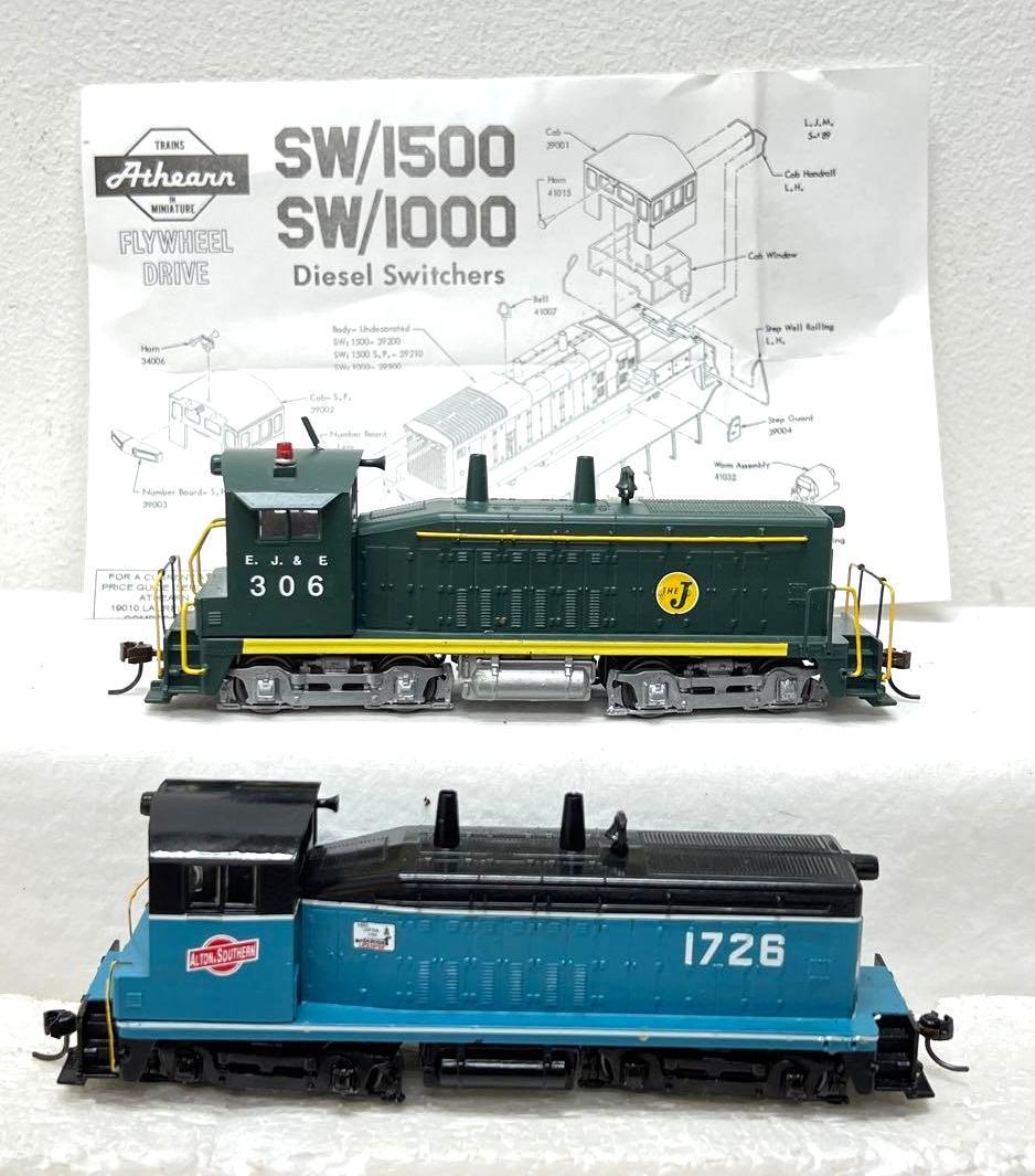 HO Gauge/Scale Alton Southern E.J.&E. powered diesel switchers: HO Gauge/Scale Alton Southern and E.J.&E. powered diesel locomotive switchers with Kadee/Kadee style couplers. Both trains are unmarked, loose trim. Clean C7. Please view the photos of the items i