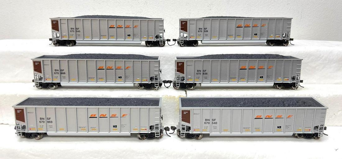 HO Gauge/Scale six Atlas hoppers with loads knuckle couplers: HO Gauge/Scale six Atlas BNSF Burlington Northern & Santa Fe hoppers with loads, knuckle couplers, metal wheels. One hopper is missing a step, trains otherwise look C7-8. Please view the photos of