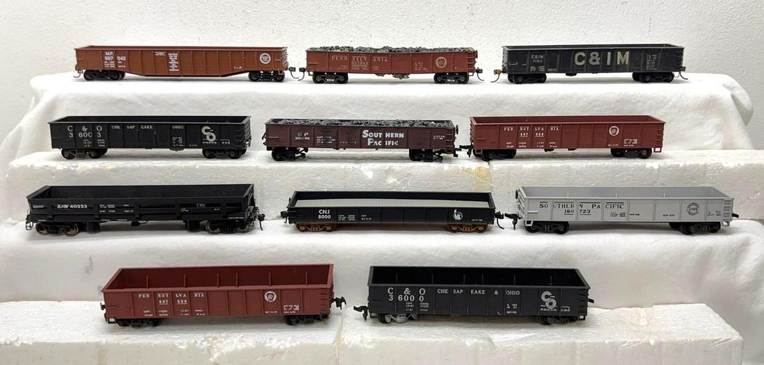 HO Gauge/Scale Varney Mantua Life-Like twelve gondolas: HO Gauge/Scale Varney, Mantua, Life-Like, and unmarked gondolas, twelve in total. A couple missing steps, some knuckle couplers, some metal wheels, some sprung trucks. Please view the photos of the it