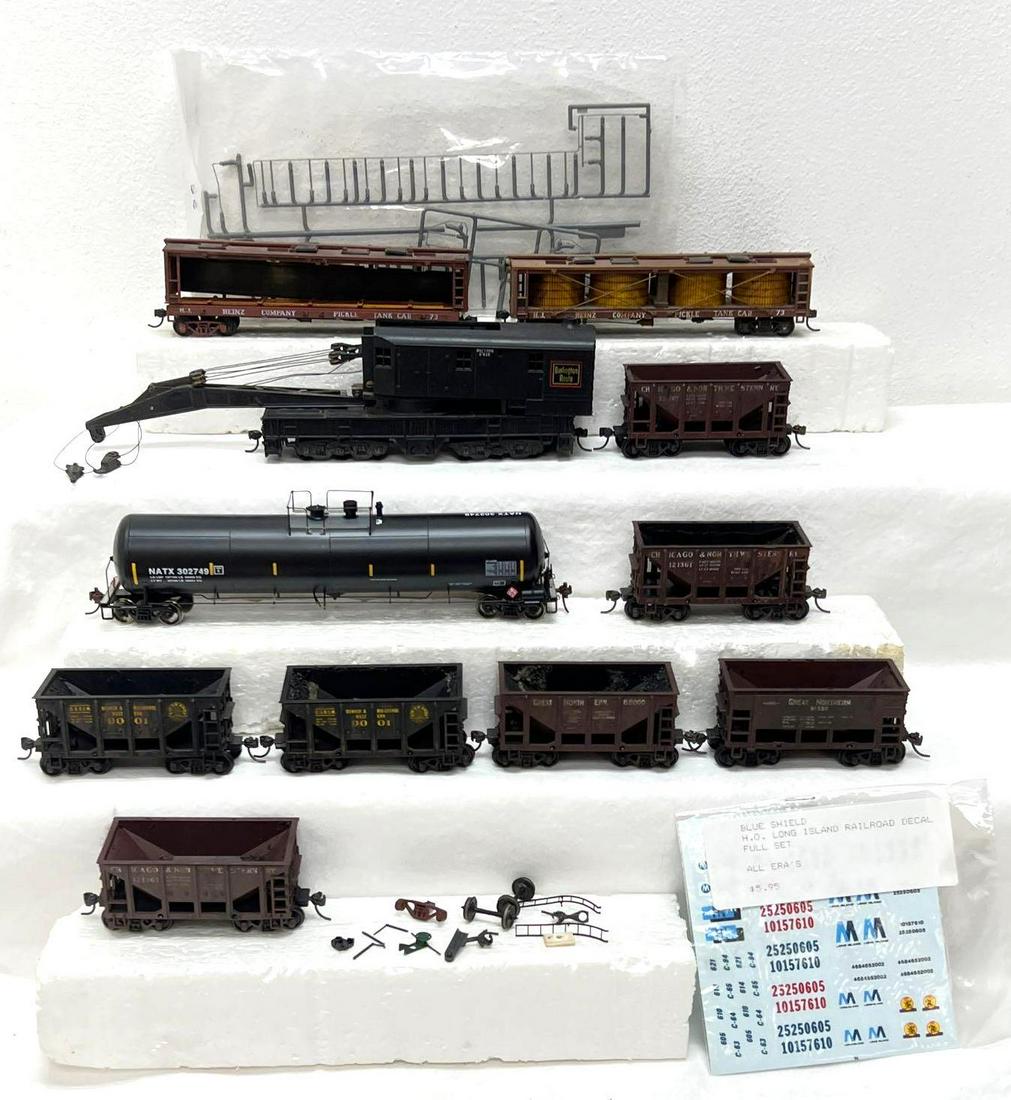 HO Gauge/Scale Burlington Route Bucyrus Erie NATX: HO Gauge/Scale Burlington Route Bucyrus Erie wrecking crane in pieces, NATX tank car missing some frame work, two vat cars that need re-assembled, seven stubby hoppers that "had" coal loads. B