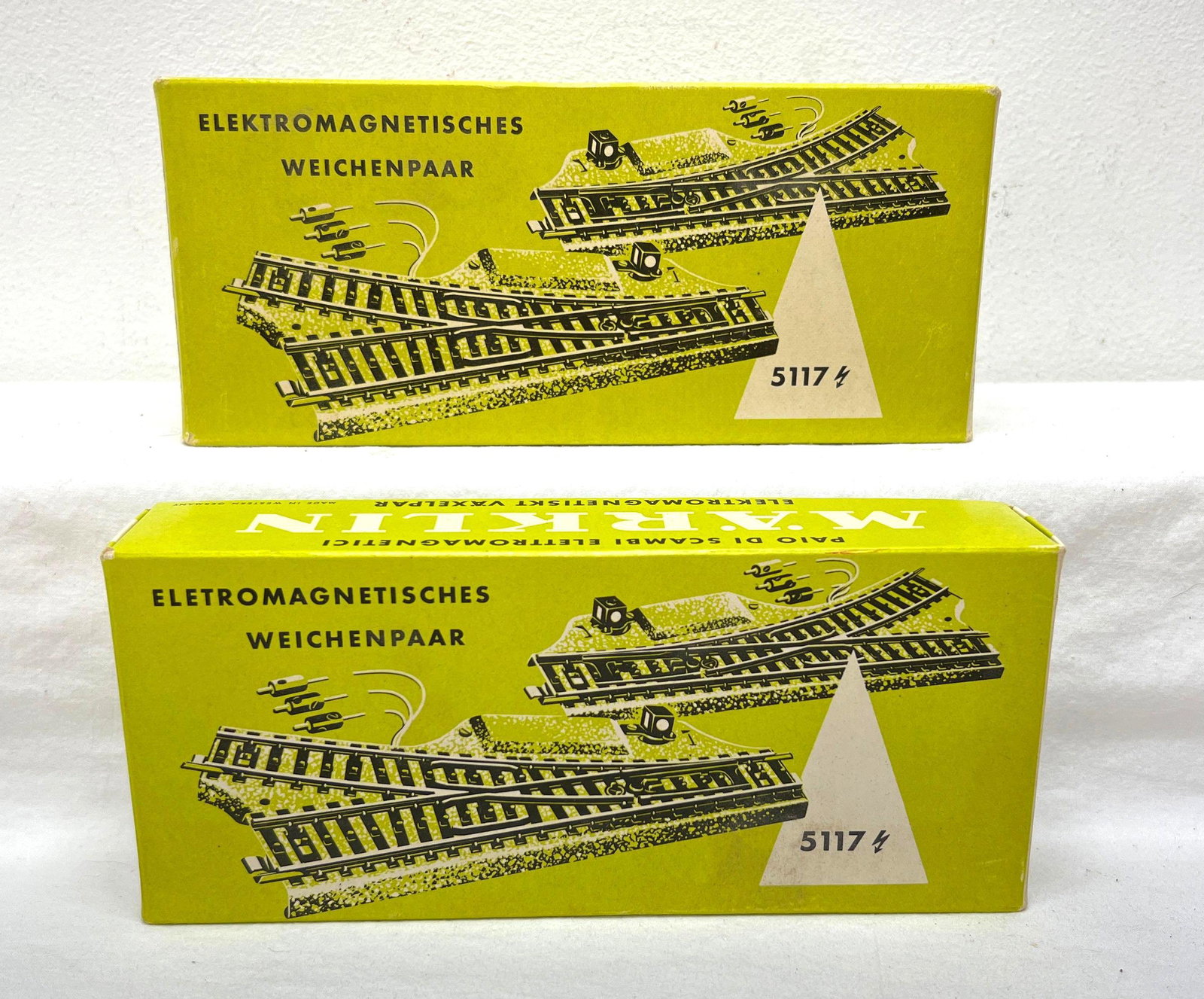 HO Gauge/Scale Marklin electro-magnetically op points: HO Gauge/Scale Marklin electro-magnetically operated points, eletromagnetisches weichenpaar, 5117 left and right hand turnout switches in original boxes with one instructions sheet. Switches look C8, 