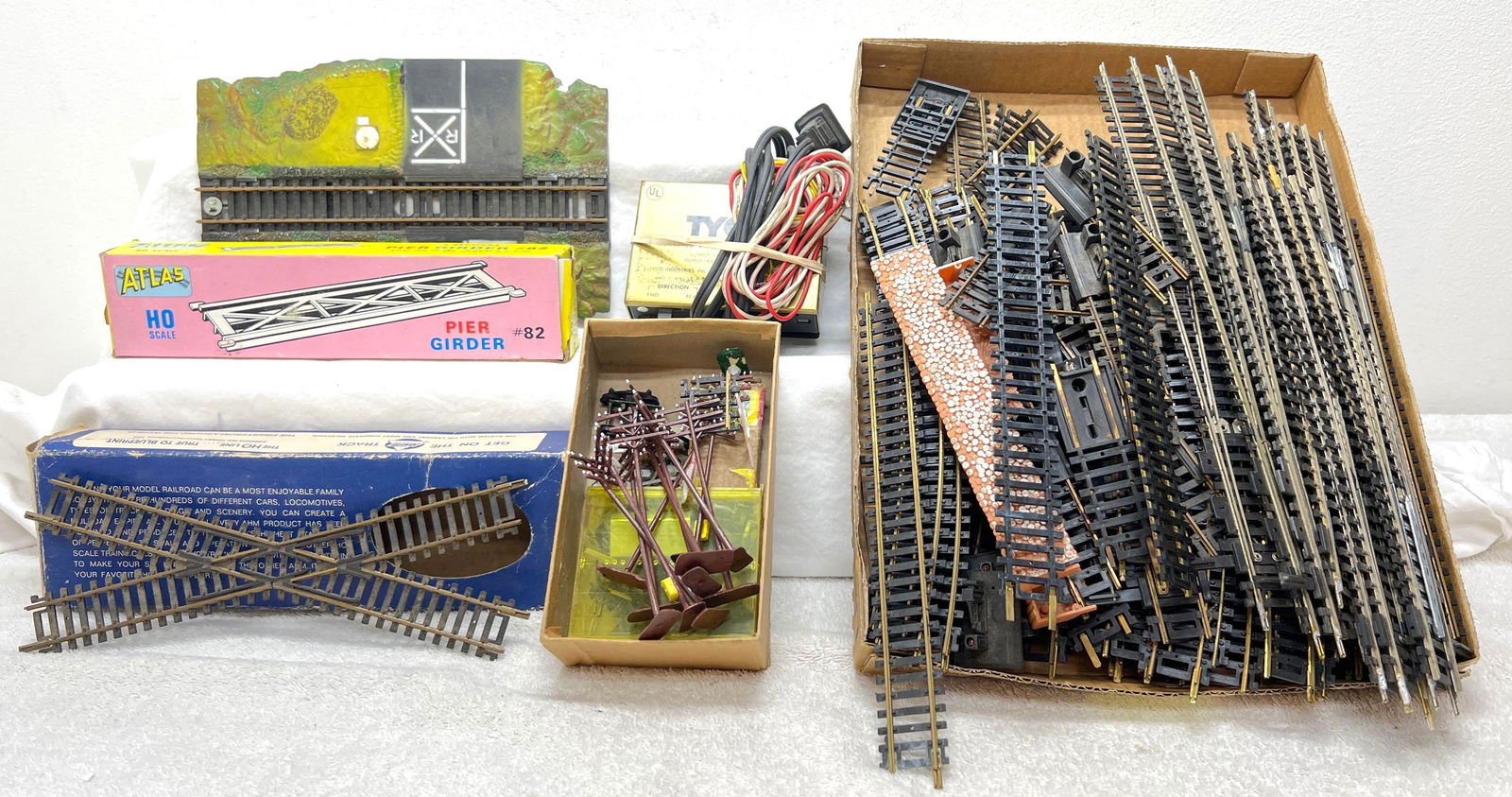 HO Gauge/Scale Atlas Custom Line R&L switches track MORE (1 of 6)