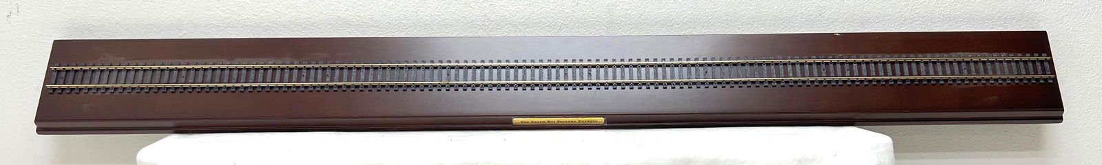 HO Gauge/Scale Danbury Mint Green Bay Packers Express display board: HO Gauge/Scale Danbury Mint Green Bay Packers Express display board, no cover, no train. Board has a little light scuff on top back edge. Please view the photos of the items in this lot carefully as t