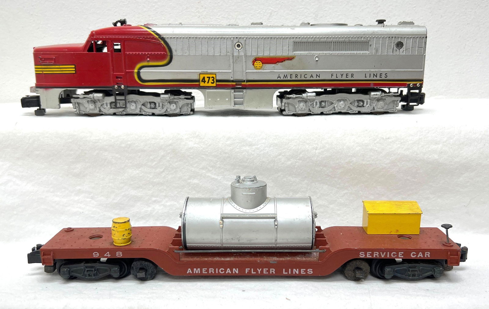 Postwar American Flyer S Gauge 473 Santa Fe PA diesel 948 service car: Postwar American Flyer S Gauge 473 Santa Fe PA diesel locomotive dummy unit missing two horn tips, good antanae nibs. 948 service car, missing outer cleaner pads. Trains look C7. Please view the photo