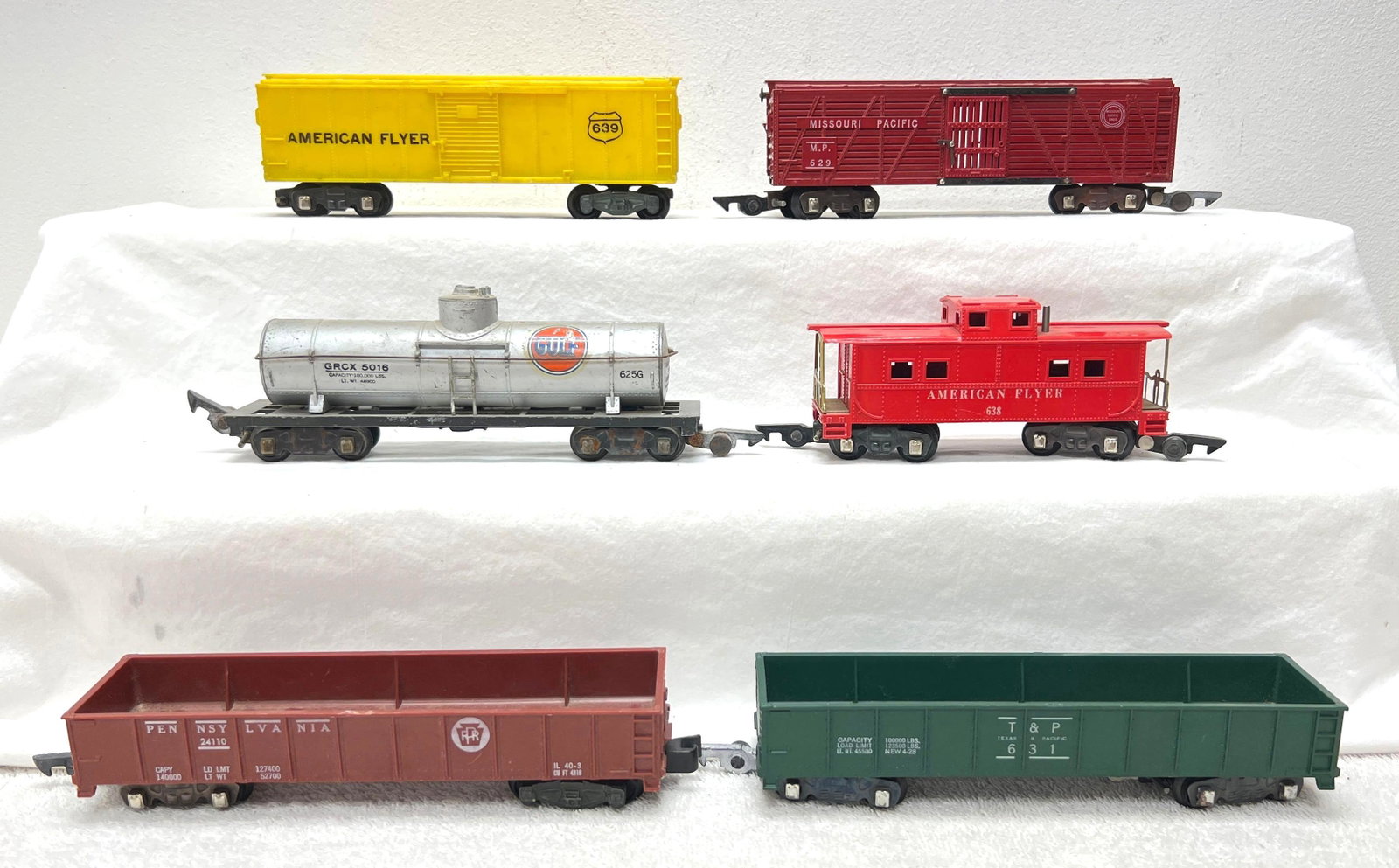 Postwar American Flyer S Gauge 639 631 24110 625G 629 638: Postwar American Flyer S Gauge 639 boxcar, 631 Texas and Pacific sand car, 24110 Pennsylvania sand car, 625G Gulf tank, 629 Missouri Pacific stock car. (good nibs), 638 caboose (frame has hole for ilu