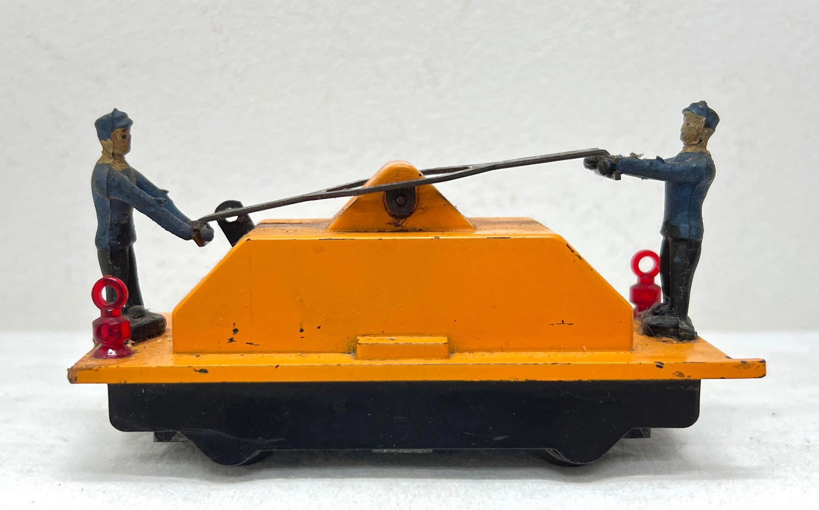 Postwar American Flyer S Gauge hand car with both gandy dancers: Postwar American Flyer S Gauge hand car with both gandy dancers. Hand car is missing handles on one end. Please view the photos of the items in this lot carefully as they are being sold as they are sh