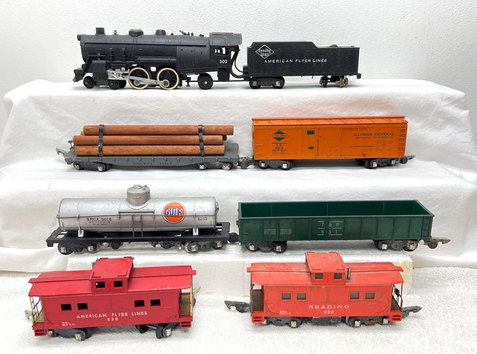 Postwar American Flyer S Gauge 302 4-4-2 Reading w/6 freight cars: Postwar American Flyer S Gauge 302 4-4-2 Reading Lines steam locomotive and tender with 623 Illinois Central reefer, 625G Gulf tank, 628 CNW flat with logs, 630 Reading caboose, 631 Texas and Pacific 
