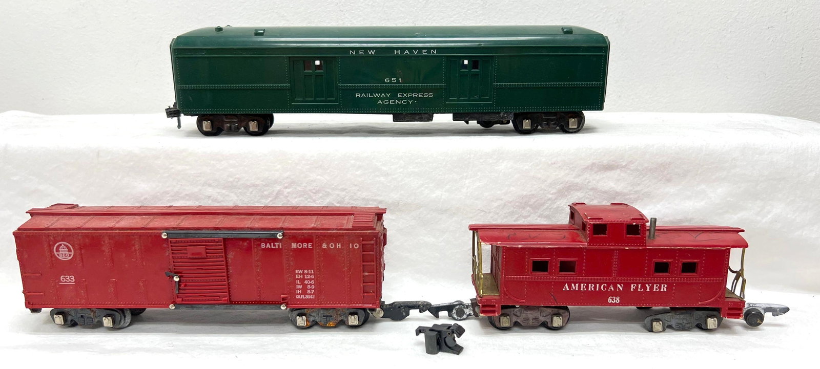 Postwar American Flyer S Gauge 633 B&O 638 651 New Haven REA: Postwar American Flyer S Gauge 633 Baltimore and Ohio B&O automobile car, 638 caboose, 651 New Haven REA baggage. Please view the photos of the items in this lot carefully as they are being sold a