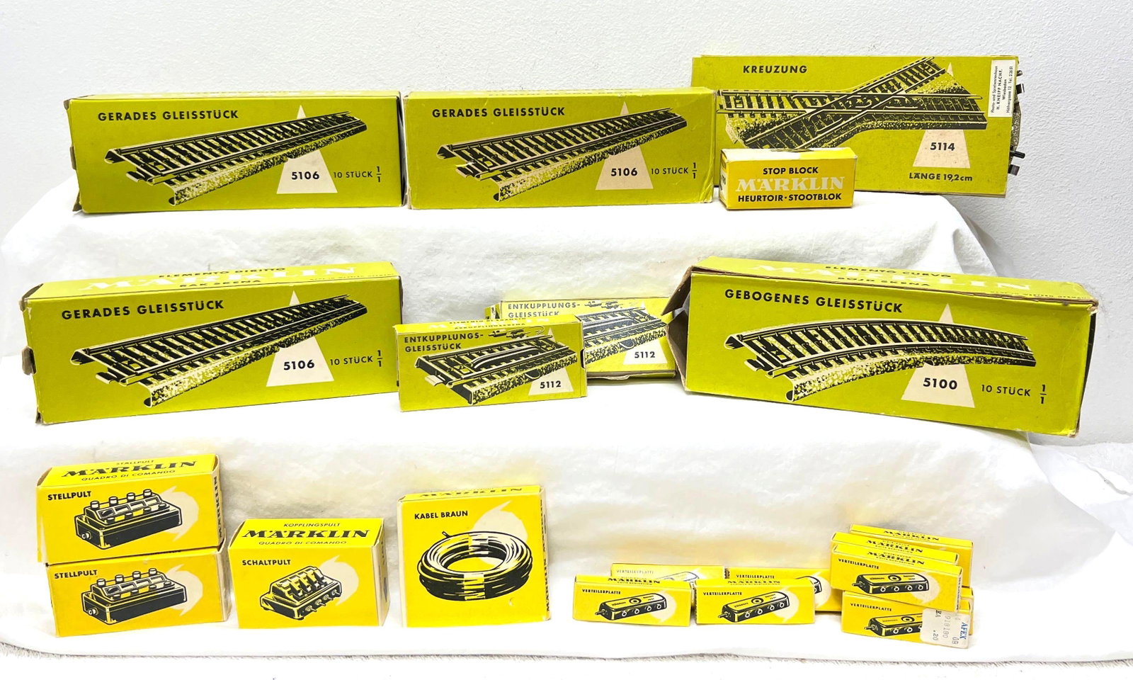 Marklin 5016 x3 5100 5112 x2 5114 7190 7069 x10 7102 7072 x2 7071: Marklin 5016 x3, 5100, 5112 x2, 5114, 7190, 7069 x10, 7102, 7072 x2, 7071, track and track accessories in original boxes. Please view the photos of the items in this lot carefully as they are being so