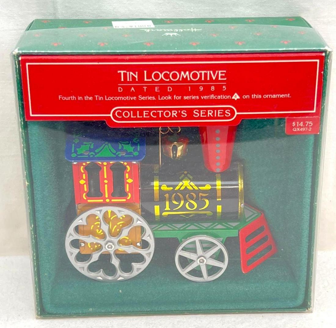 Hallmark Keepsake Ornament Tin Locomotive: Hallmark Keepsake Ornament Tin Locomotive. This lot includes, 1985 Tin Locomotive, fourth in the series. Ornament appears new, never displayed Mint condition. Box shows little to no wear. Ornaments ar