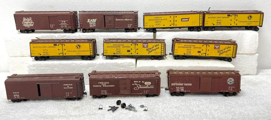 Ten postwar kit built HO Gauge boxcars and reefers C&NW NH (1 of 5)