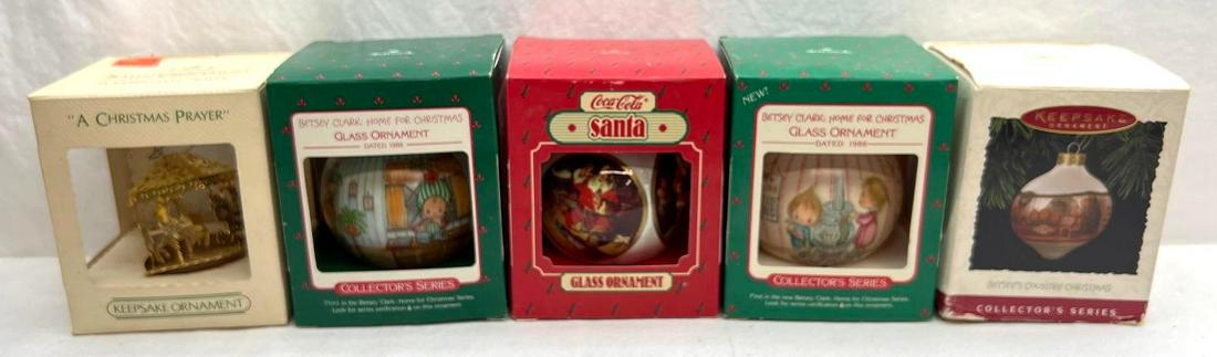 Hallmark Keepsake Ornaments Lot Of 5 Glass and Brass Balls Coca-Cola Betsey Clark and More: Hallmark Keepsake Ornaments Lot Of 5 Glass and Brass Balls Coca-Cola Betsey Clark and More. This lot includes, 1986 Coca-Cola Santa (glass), 1984 A Christmas Prayer Box with a brass ornament in the bo