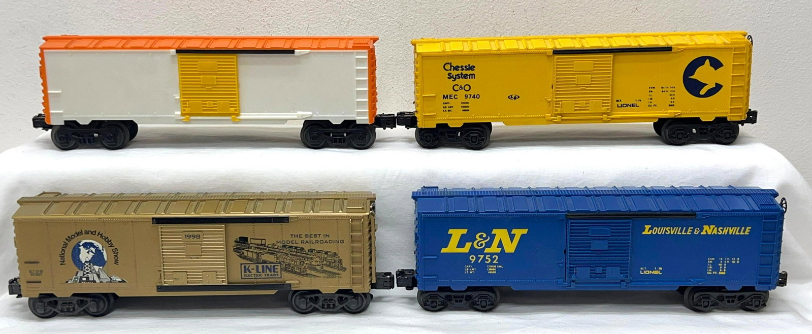 Modern Era Lionel K-Line O Gauge boxcars 9752 9740 1998 undecorated: Modern Era Lionel and K-Line O Gauge boxcars. Lionel; 9752 L&N, 9740 Chessie System and an undecorated boxcar. K-Line 1998 National Model and Hobby Show boxcar. 9740 has rust on underside of frame