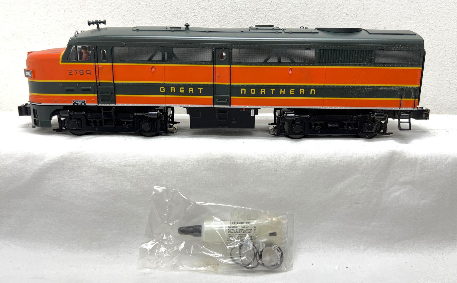 Modern Era Lionel O Gauge 38147 GN FA-2 diesel locomotive (1 of 6)