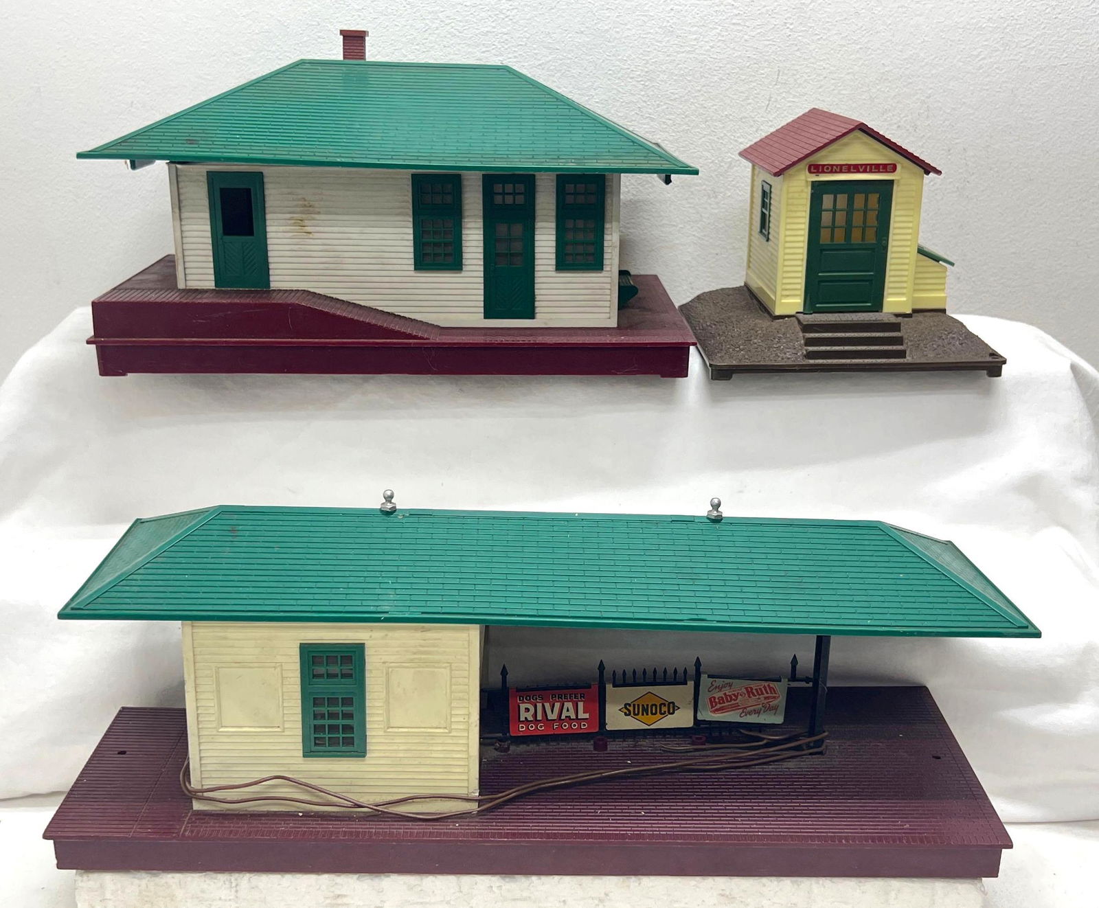 Postwar Lionel O Gauge 132 station 256 freight station MPC 2126 whistle shed (1 of 9)