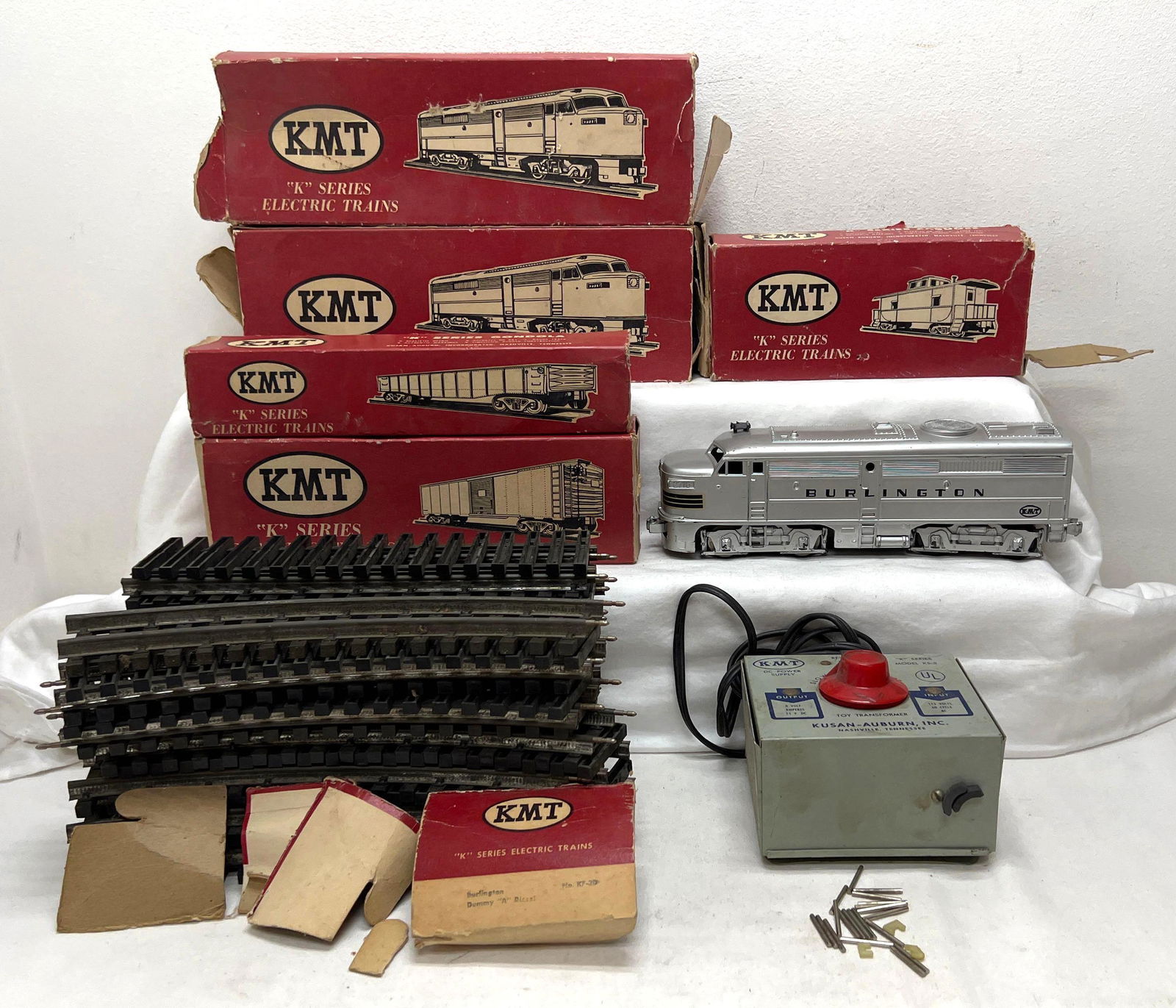 Postwar KMT O Gauge boxed trains 2716 Burlington A units two powered one dummy (1 of 16)
