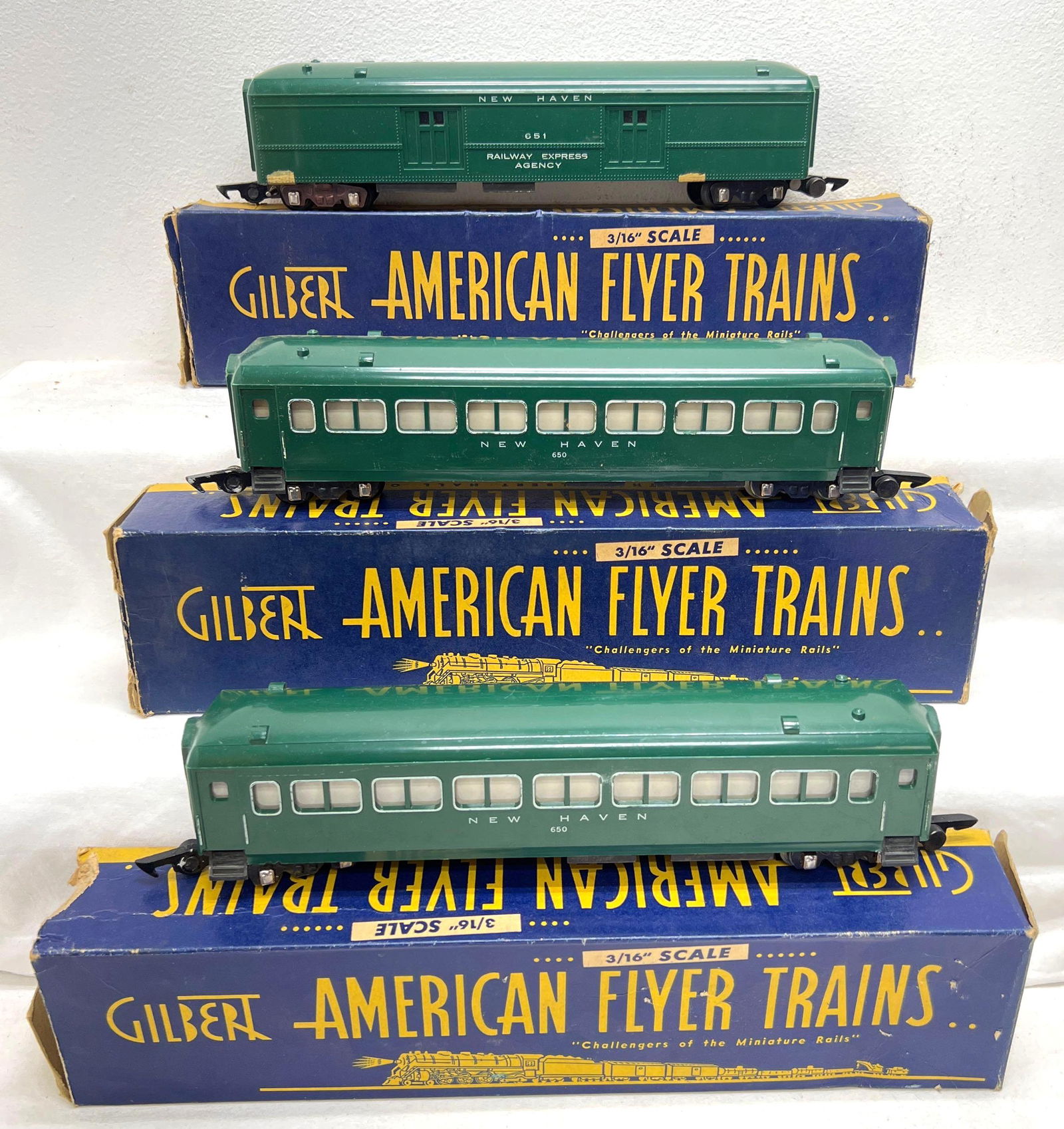 Postwar American Flyer S Gauge green 650 650 651 in original boxes: Postwar American Flyer S Gauge green 650 New Haven coach, 650 New Haven coach, 651 New Haven Railway Express Agency baggage. One 650 has a tiny nick to a lower corner, 651 has no mounting pins, maskin