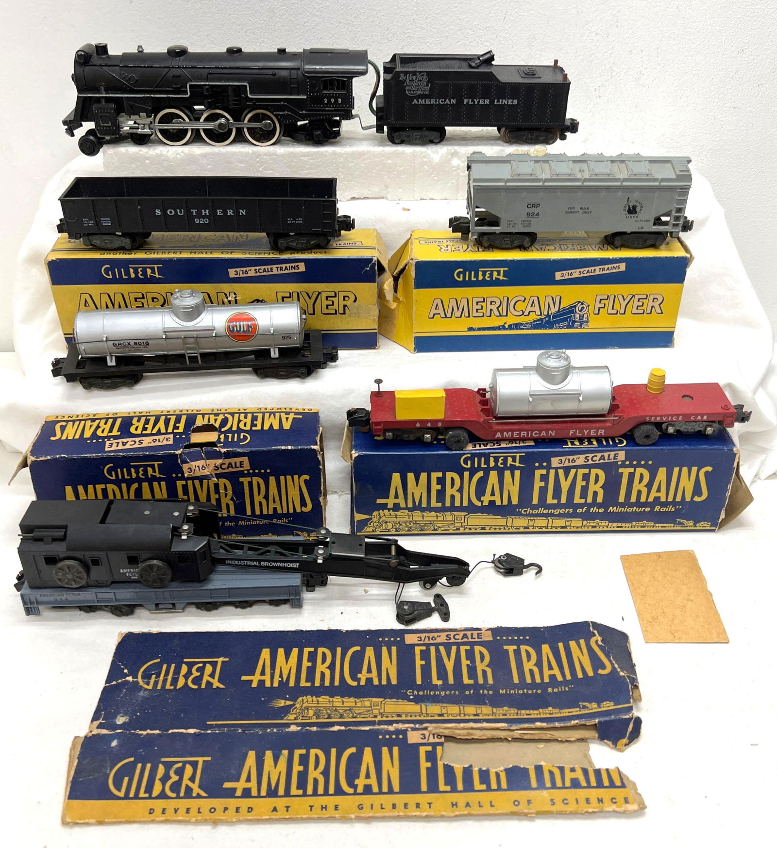 Postwar American Flyer S Gauge 293 4-6-2 w/pusher 924 648 925 920 715 944: Postwar American Flyer S Gauge 293 4-6-2 N.Y. N.H. & H. steam locomotive and tender with coal pusher, 924 Jersey Central Lines cement car, 648 service car, 925 Gulf tank, 920 Southern gondola, 715