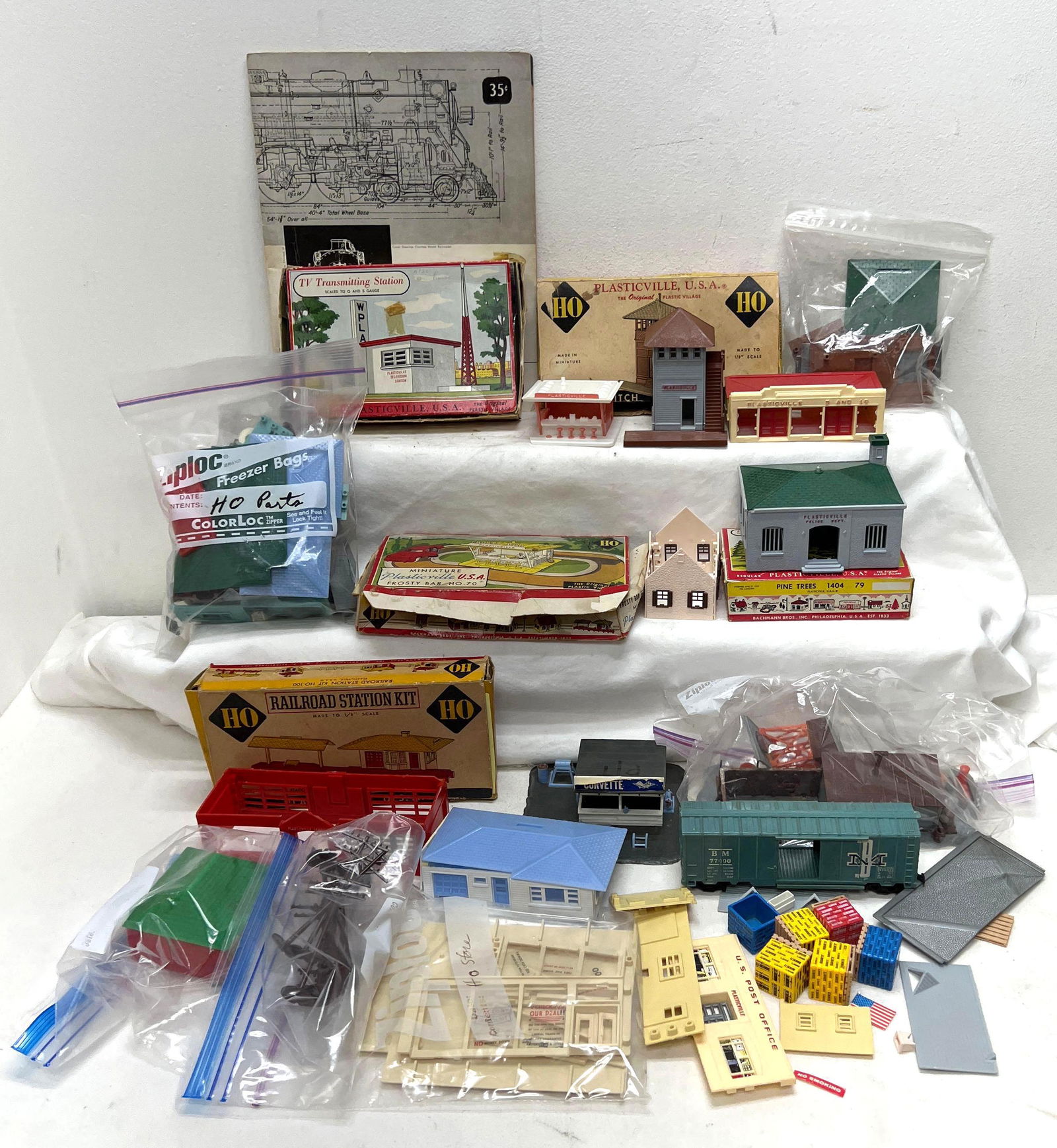 Postwar Plasticville HO buildings in original boxes loose parts and pieces (1 of 7)