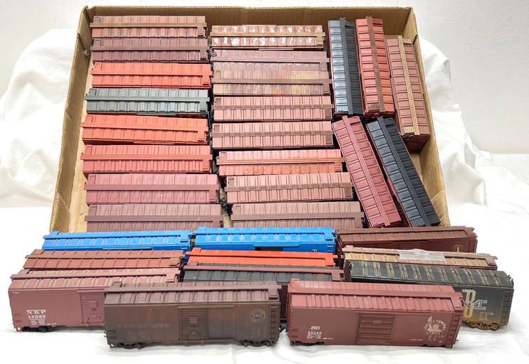 Thirtytwo HO Scale freight train box cars Kadee (0452) on Dec 17