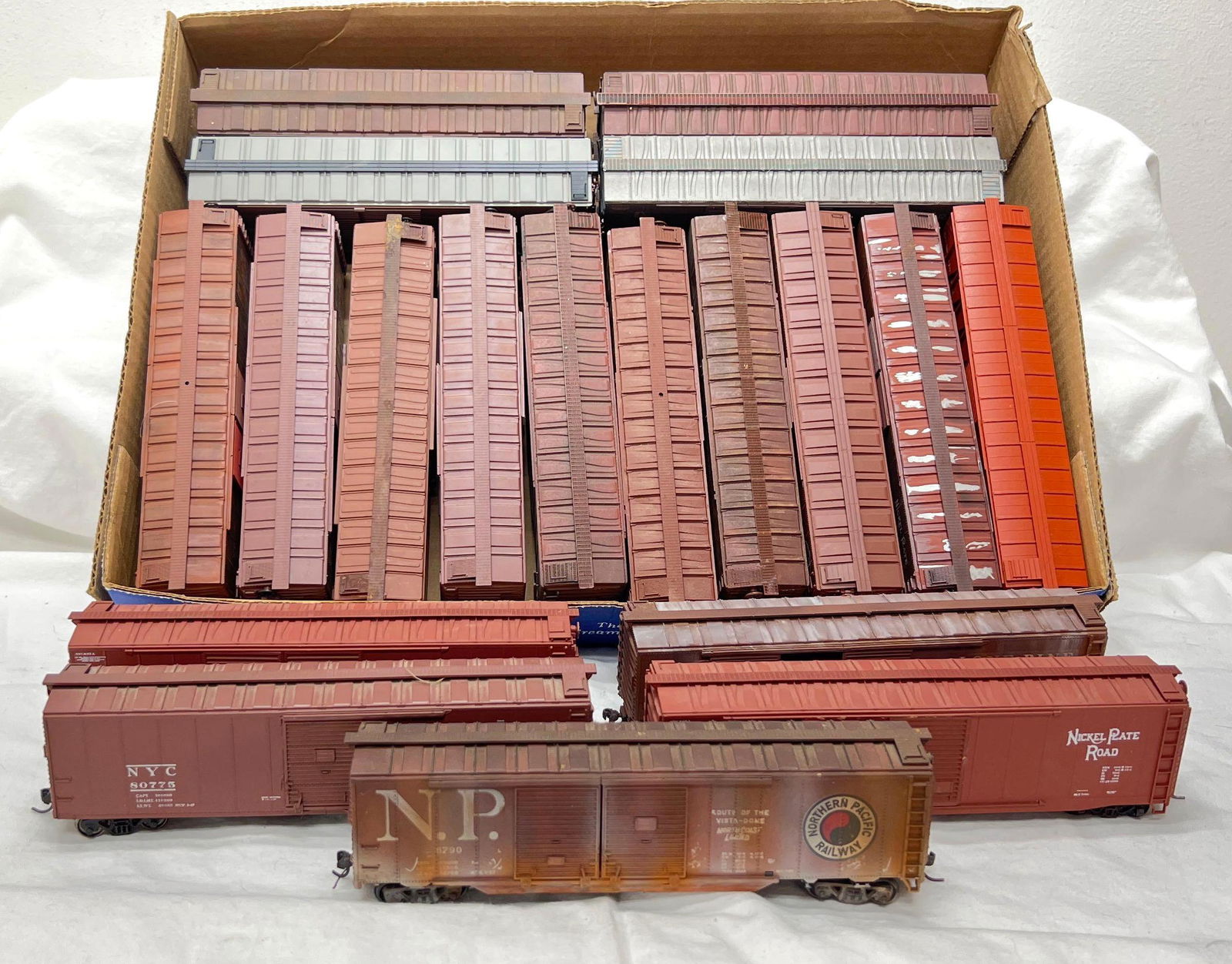 Nineteen HO Scale freight train box cars Kadee (1 of 2)