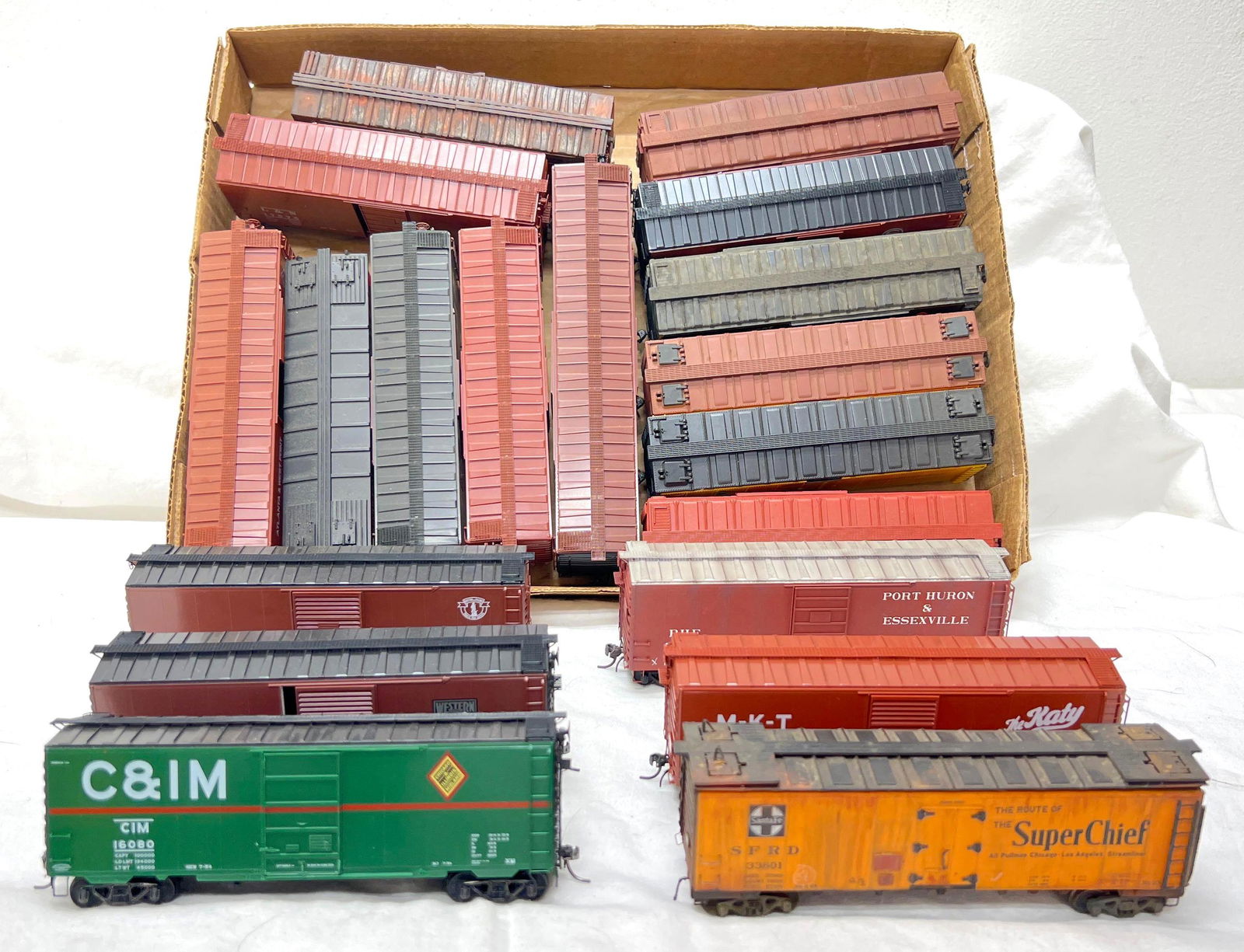 Nineteen HO Scale freight train mixed cars Kadee stock reefer box (1 of 2)