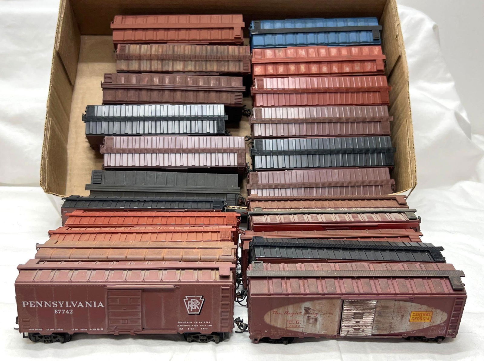 Twenty-two HO Scale freight train mixed boxcars Kadee sprung (1 of 3)