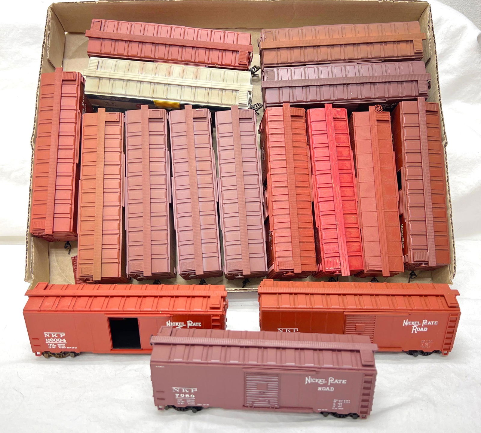 Sixteen HO Scale freight train mixed boxcars Kadee sprung (1 of 2)