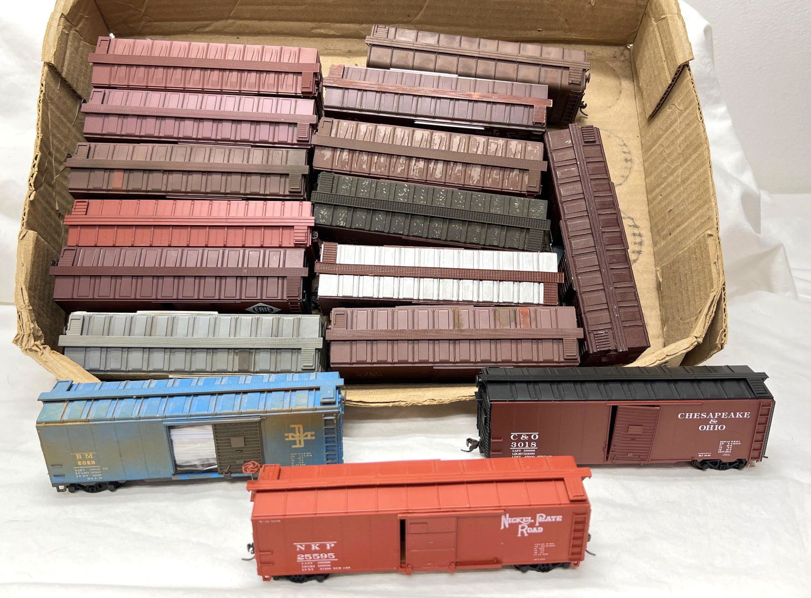Sixteen HO Scale freight train mixed boxcars Kadee (1 of 2)