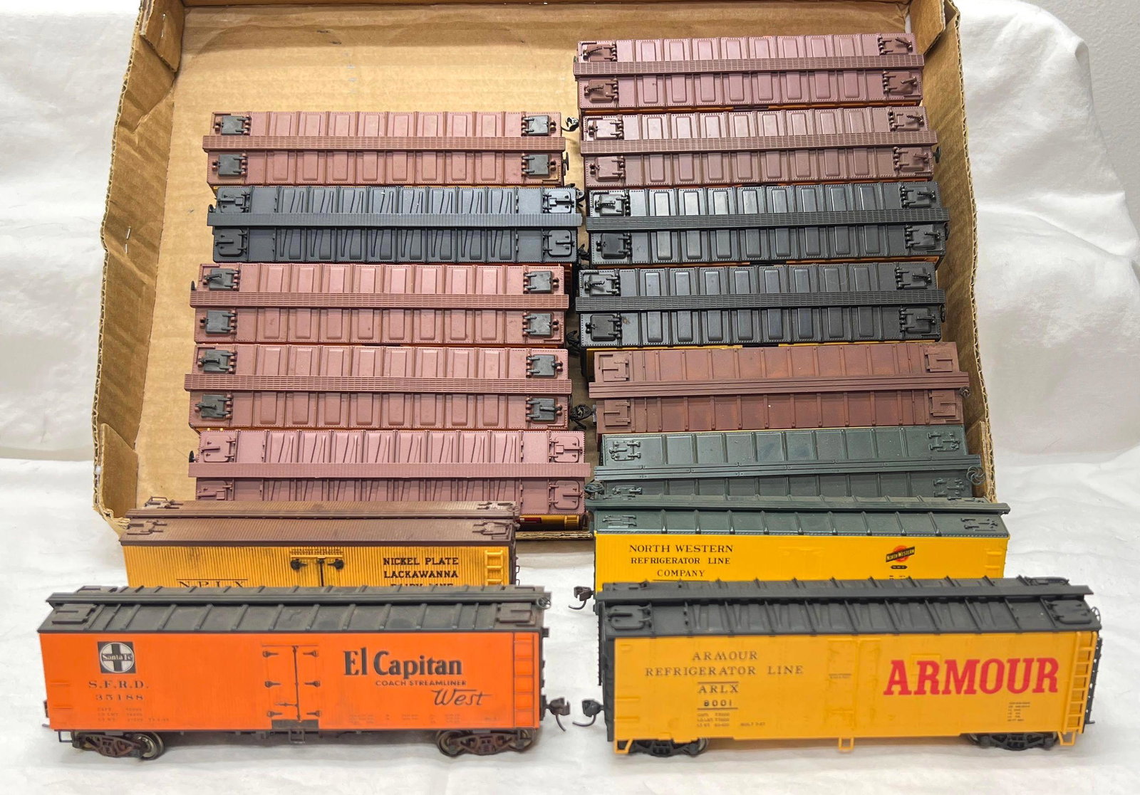 Fifteen HO Scale freight train mixed reefer cars Kadee: Fifteen HO Scale freight train reefer/refrigerator cars with various road names, some high detail, some have metal wheels, Kadee style couplers, weathered, etc. Fourteen freight cars total. Some are k