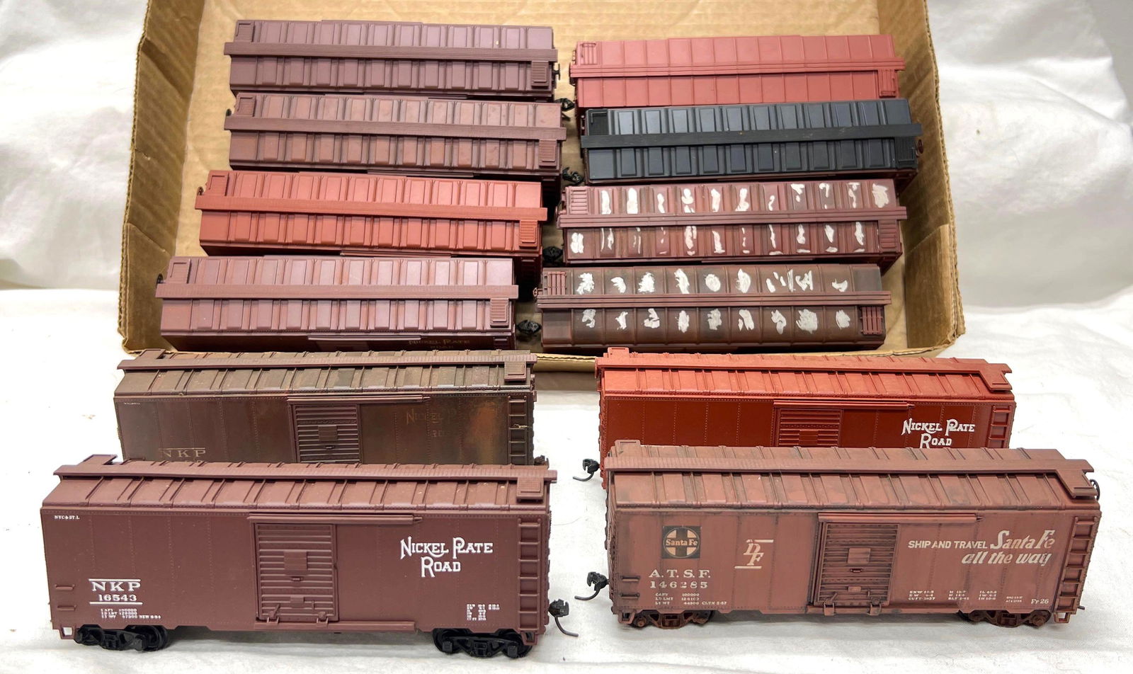 Fourteen HO Scale freight train mixed box cars Kadee (1 of 3)
